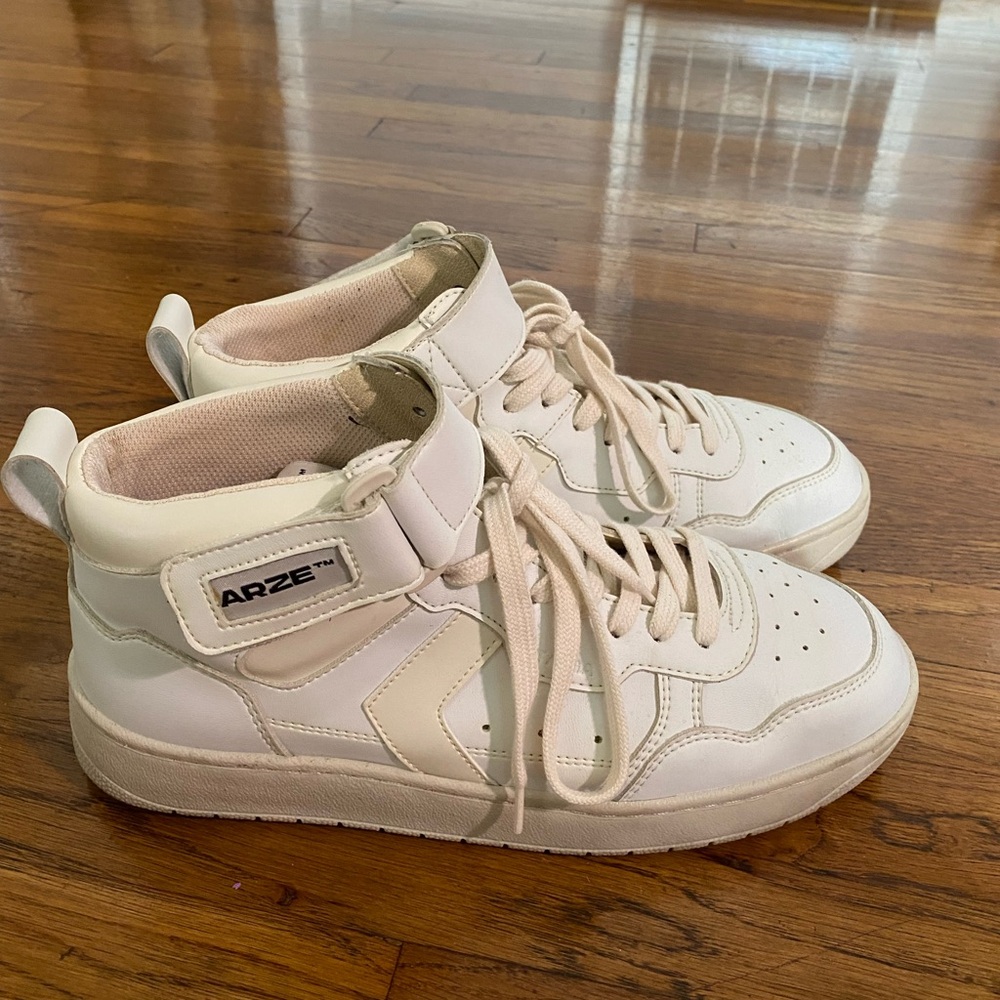 Arze Taiga high top white vegan leather sneaker size 42